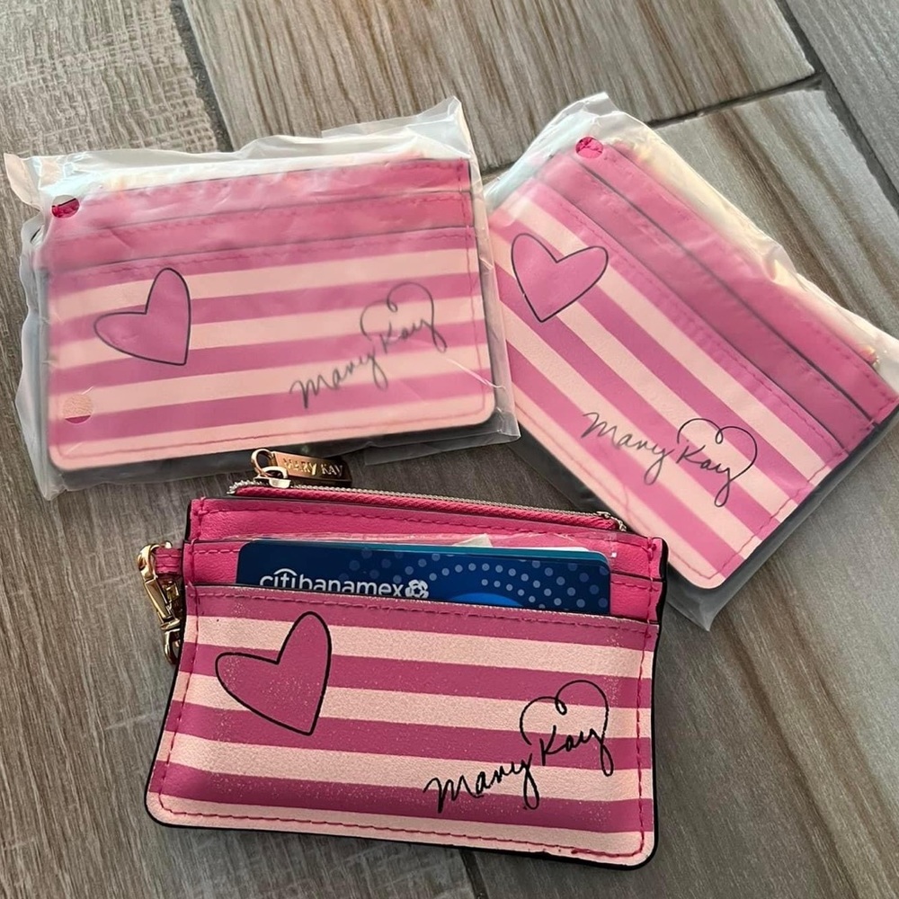 COPY - NWT Marykay coin and cardholder with keychain